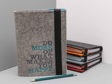 Notizbuch mit Filzeinband grau und Spruch more Happy